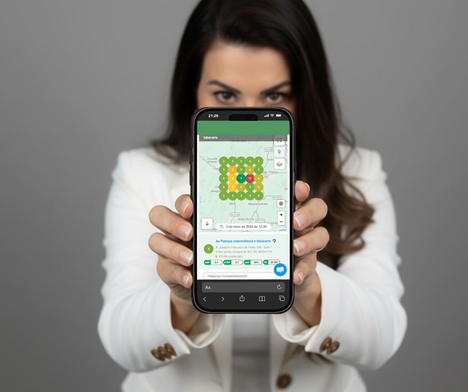 Sandra Dalpiaz mostrando Google Maps no celular